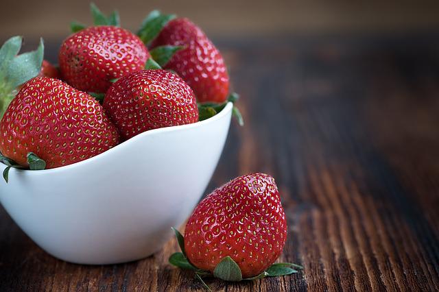 how many calories does 2 strawberries have